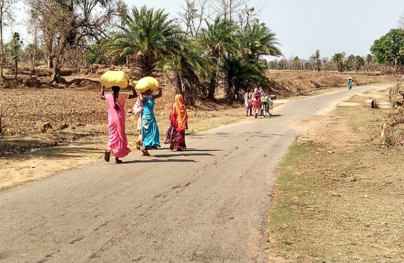 Women-walking-to-the-haat-with-their-produces-over-their-heads-ed.jpg
