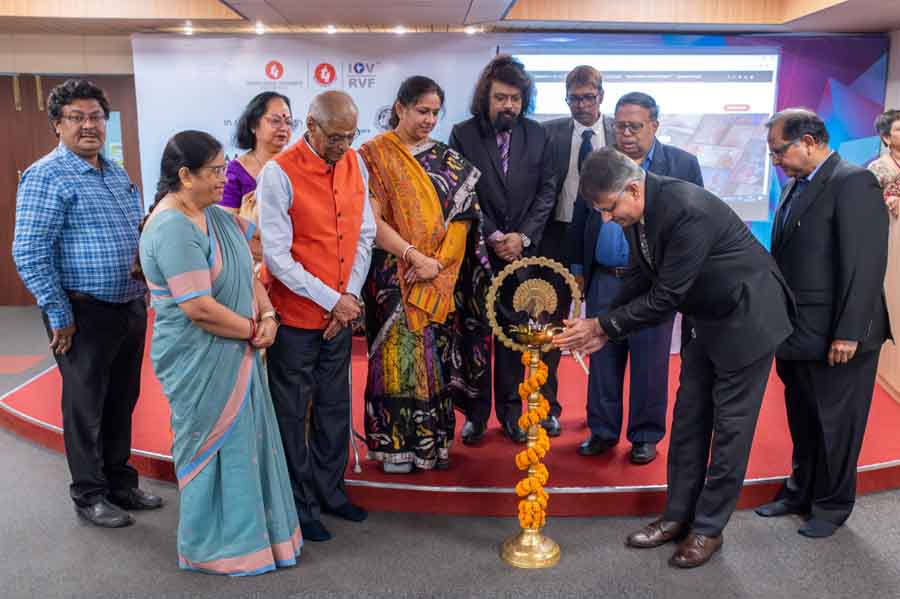 Ms-Manoshi-Roychowdhury-Chairperson-Techno-India-Group-along-with-Mr.-P-K-Thiagarajan-President-Institute-of-Valuers-at-the-launch-ceremony