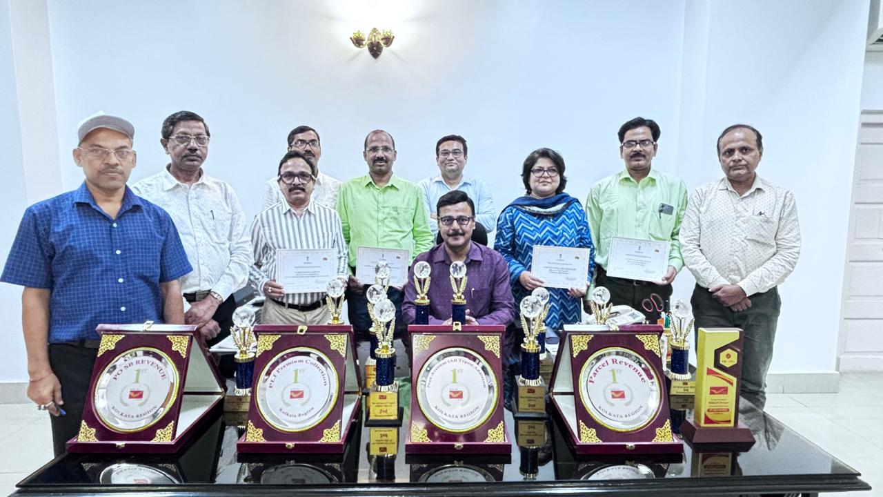 IMG-20240508-WA0013 यस तस्वीरमा सञ्जीव रञ्जन, पोस्ट मास्टर जनरल कोलकाता क्षेत्र कोलकाता क्षेत्रका केही अन्य डिभिजन प्रमुखहरूसँग छन्।
