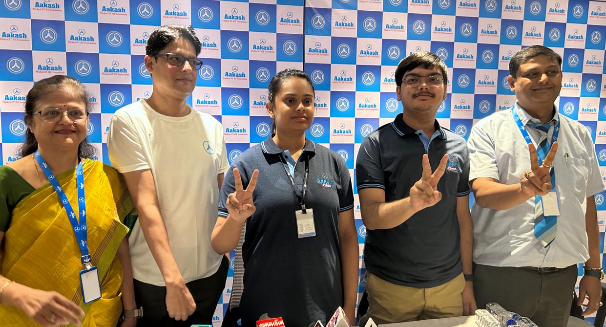 बीना अग्रवाल, मुख्य संयोजक, शादाब अन्सारी, एचओडी बोटानी, जेनिया भट्टाचार्य, एआईआर २०३, अर्घ्यदीप दत्त, एआईआर १ र प्रशान्त कुमार, एचओडी केमिस्ट्री, डब्लुबीले आकाश इन्स्टिच्युट, पश्चिम बंगाल केन्द्रमा पत्रकारहरूलाई सम्बोधन गर्दै।