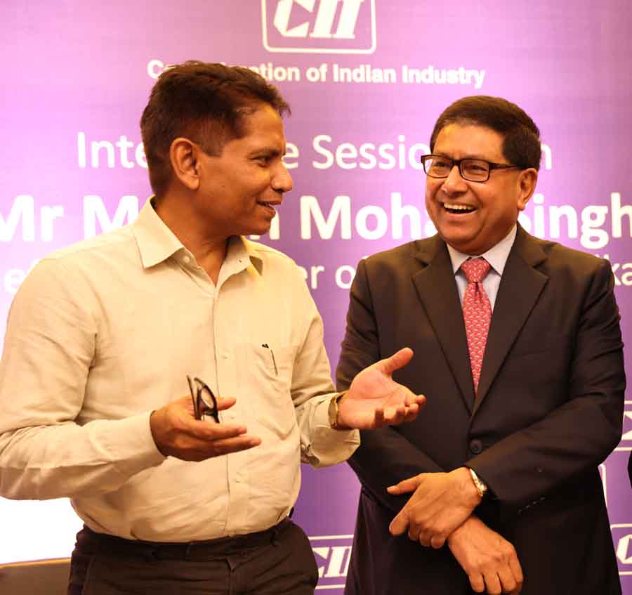 मदन मोहन सिंह, प्रमुख आयुक्त कस्टम, कोलकाता र सञ्जय बुधिया, अध्यक्ष, सीआईआई राष्ट्रिय समिति, एक्जिम, सह-अध्यक्ष, इन्टरनेसनल ट्रेड अनि लजिस्टिक कमिटी, बंगाल ग्लोबल बिजनेस समिट तथा एमडी प्याटन सीआईआईद्वारा आयोजित कस्टम सम्बन्धी कोलकातामा आयोजित अन्तरक्रियात्मक सत्रमाl