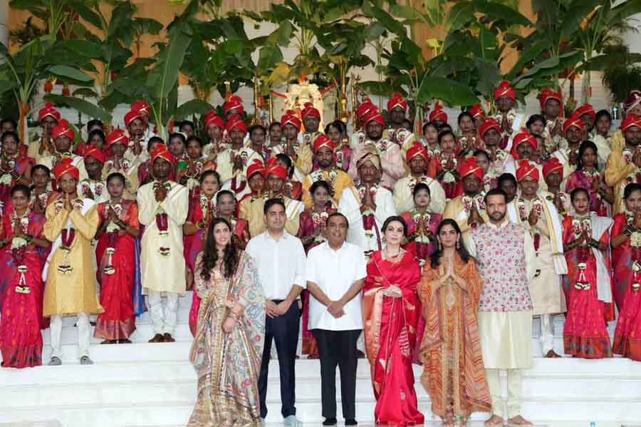 Anant-Bhai-Ambanis-Mass-Wedding-A-Beacon-of-Love-and-Support-for-Indias-Communities_1