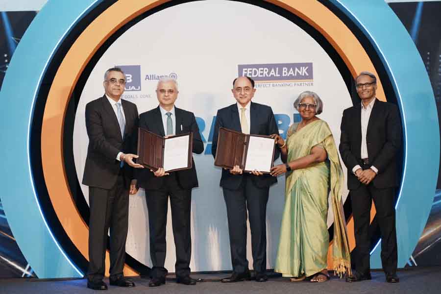 Photo-Exchange-of-MOU-between-Federal-Bank-and-Bajaj-Alliance-Life-Insurance-Company-2