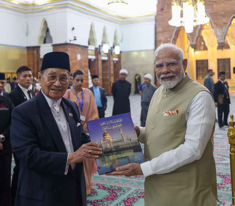 PM arrived at Omar Ali Saifuddien Mosque, in Brunei on September 03, 2024.