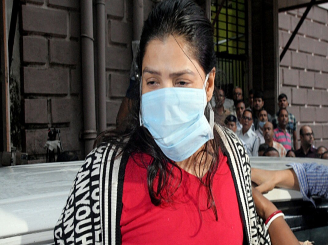 arpita_mukherjee_mother_lived_in_a_50_year_old_dilapidated_house_50_crore_cash_found_from_her_daught_1659163042