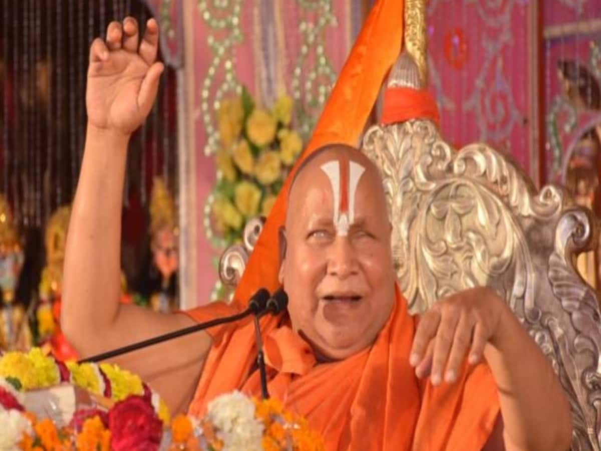 now_rambhadracharya_also_retaliated_on_statement_of_chilamjeevi_said_akhilesh_yadav_is_beating_his_o_1638026178