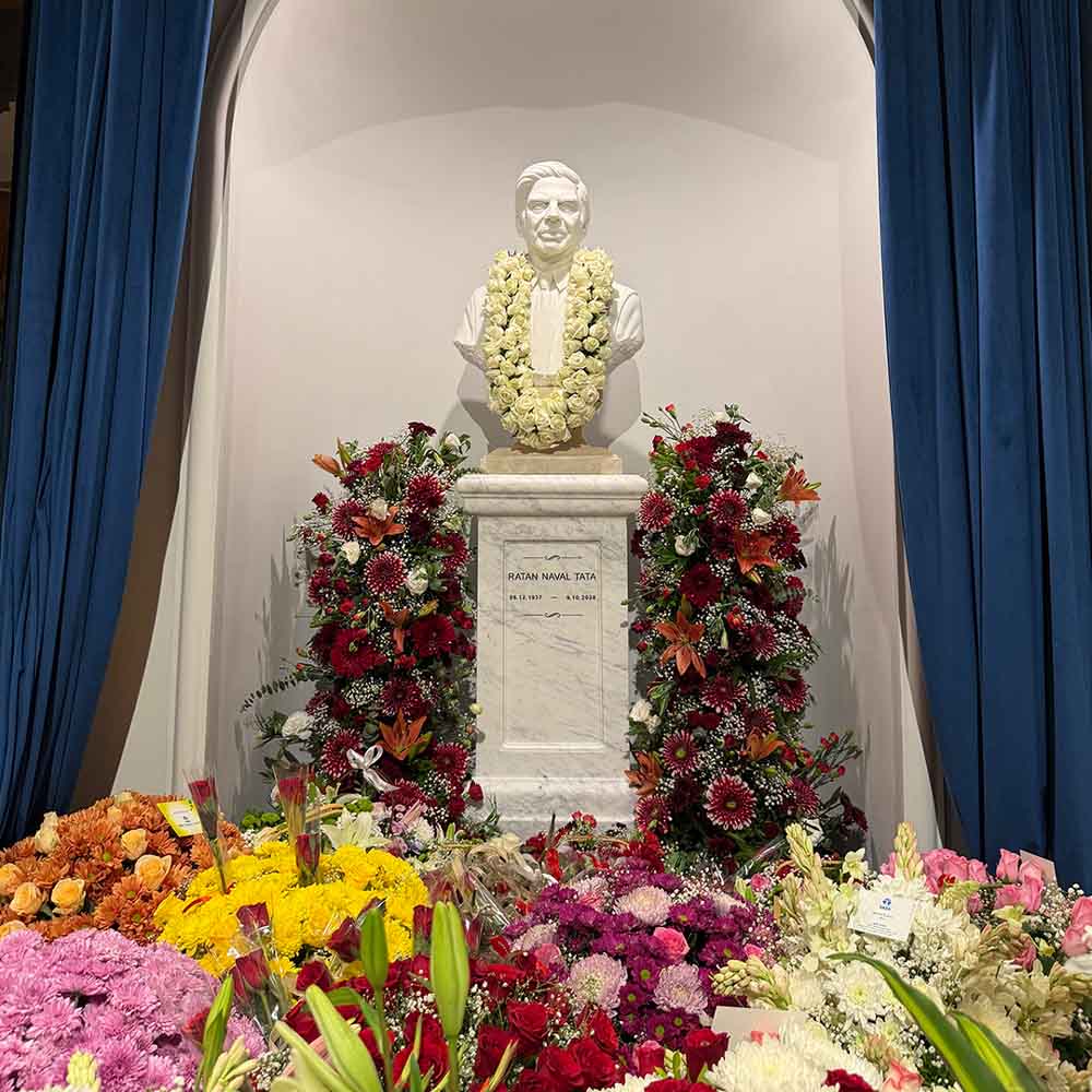 Garlanded-bust-of-Mr.-Ratan-N-Tata-with-bouquets
