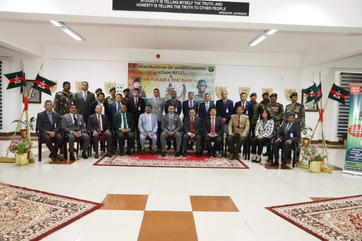 सञ्जय घोष, ज्योति गहो, पं०  समर साहा, श्रीमती रोनकिनी गुप्ता (मुम्बईबाट), सञ्जय बुधिया (प्रबन्ध निर्देशक-प्याटन र डोभर लेन एनुअल म्युजिक कन्फरेन्सका संरक्षक), मास्टर अनिर्बान रोय (१३ वर्षीय बाँससुरी वादक, जसले यस वर्षको क्यारिङ माइन्ड्स अन्तर्राष्ट्रिय युवा प्रतिभा पुरस्कार प्राप्त गर्न छनोट भएका छन्), श्रीमती अंकिता जोशी (मुम्बईबाट), श्रीमती सोहिनी रोय चौधरी र मनोतोष मुखर्जी (डोभर लेन म्युजिक कन्फरेन्सका मानार्थ महासचिव) ७३औं डोभर लेन वार्षिक संगीत सम्मेलनको प्रेस मिटमा।