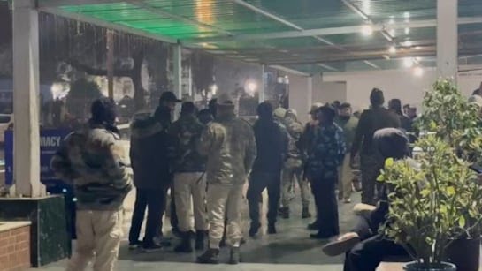 l7eveovg_crpf-jawan-opens-fire_625x300_13_February_25