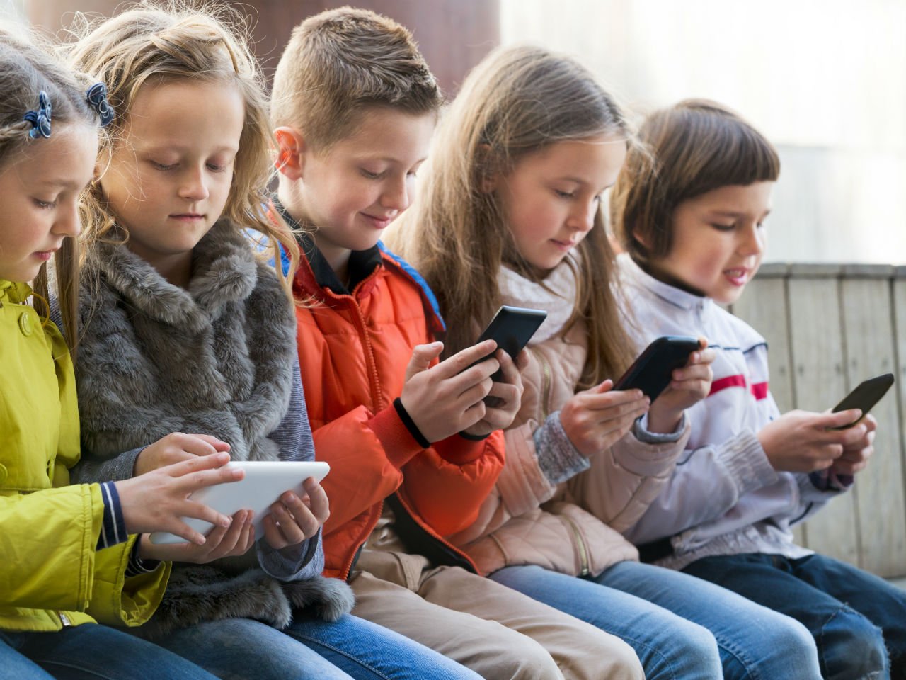 an-age-by-age-guide-for-when-your-kid-should-get-a-smartphone