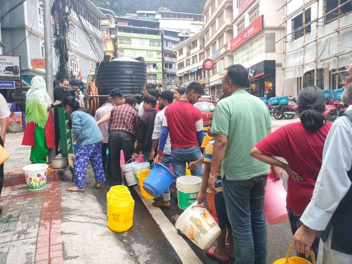 citizen-of-Gangtok-forming-queue-with-buckets-in-hand-to-collect-water-during-the-water-crisis-in-the-city.-PC_-Suraj-Tsong