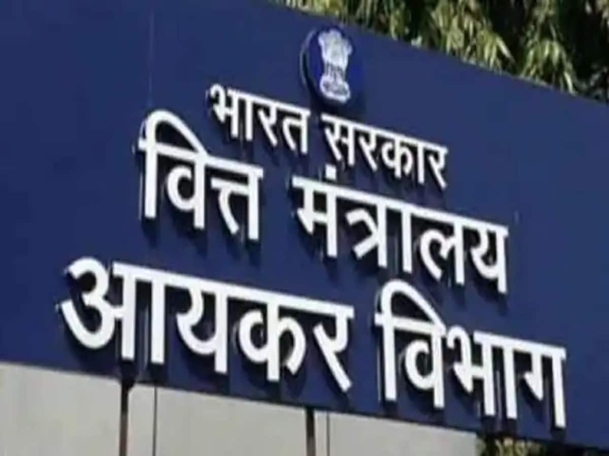 income_tax_department_raided_35_places_1640779734