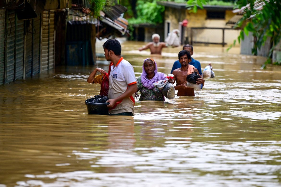 AFP__20240823__36EM9XC__v1__HighRes__BangladeshWeatherFlood-1724392248