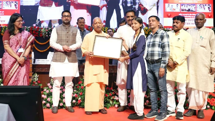 cm-yogi-adityanath-awards-scholarships-worth-rs-297-crore-to-10-lakh-students-170923313-16x9_0
