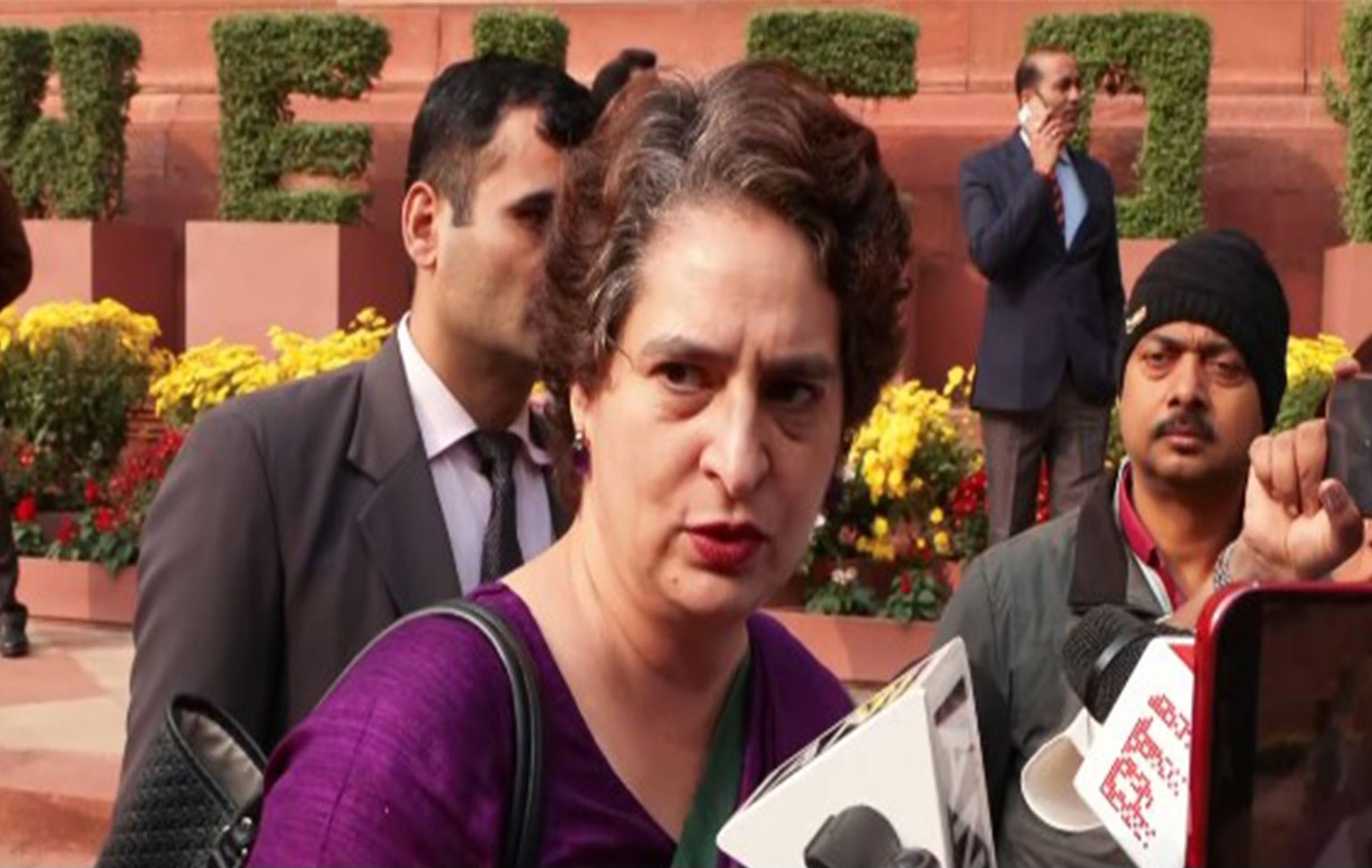 प्रियंका गान्धीको आरोप: सरकारले ‘सञ्चार साथी’ एप प्रयोग गरेर तानाशाही वातावरण सिर्जना गरिरहेको छ