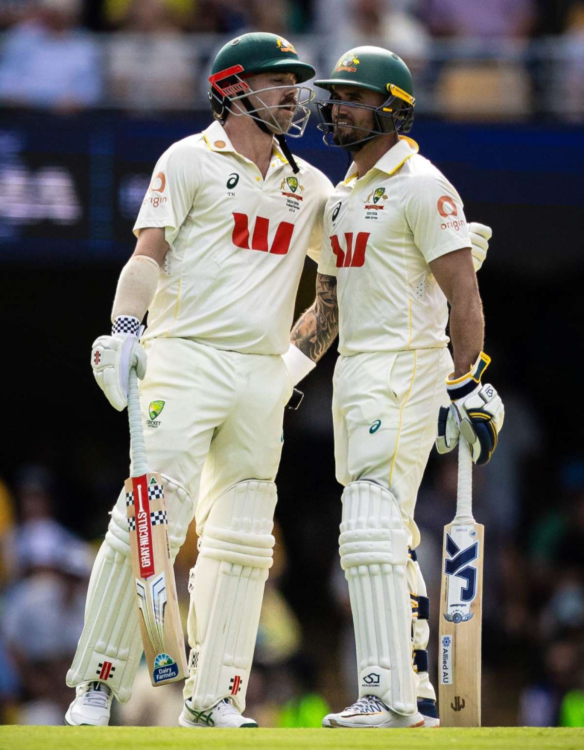दोस्रो एशेज टेस्टमा अष्ट्रेलियासँग ४४ रनको बढ़त