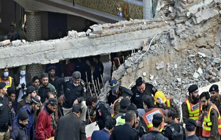 177037631831_killed,_169_injured_in_suicide_attack_at_Shia_mosque_in_Pakistan's_capital