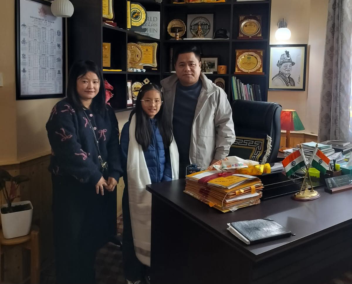 सीएमएमएसमा शीर्ष स्थान हासिल गरेकी श्रीमती संगाय पालमु लेप्चालाई मन्त्री पिन्त्सो नामग्याल लेप्चाद्वारा बधाई