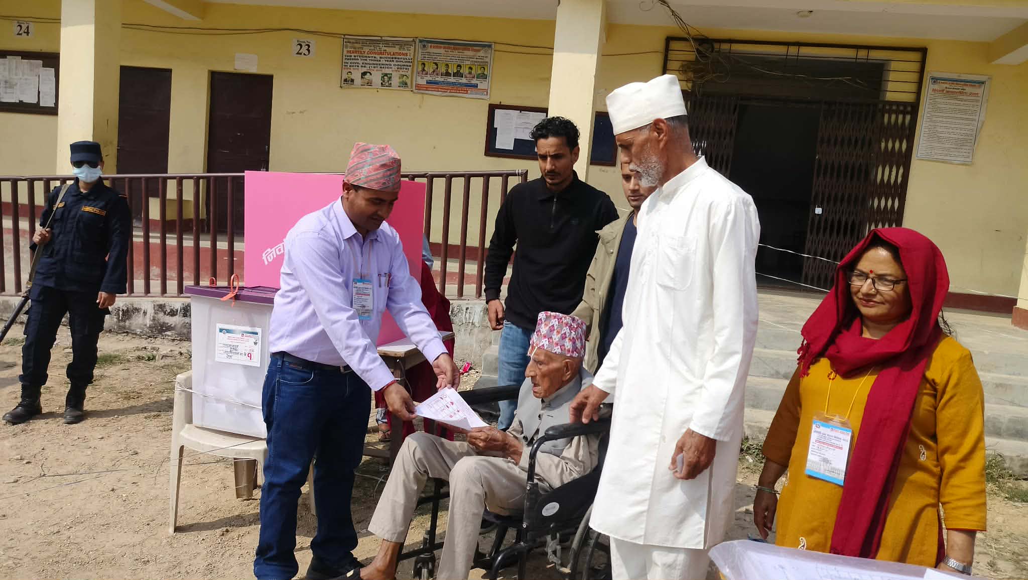 मकवानपुर में १०२ साल के सीनियर सिटिज़न ने वोट दिया