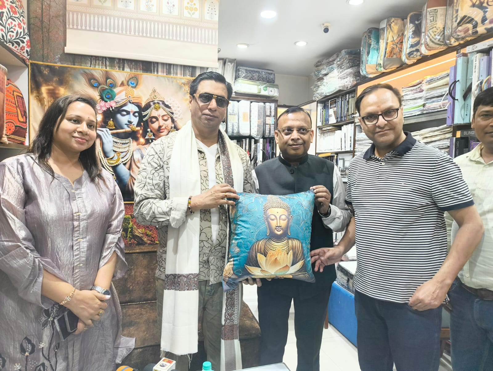 उद्यमी विकास दुकाणियाको अभिनव पहलको प्रशंसा गर्न पुगे पद्मश्री सम्मानित चलचित्र निर्देशक मधुर भण्डारकर