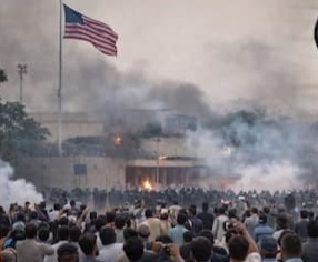 कराची में अमेरिकी वाणिज्य दूतावास पर प्रदर्शनकारियों का हमला, १० की मौत की खबर