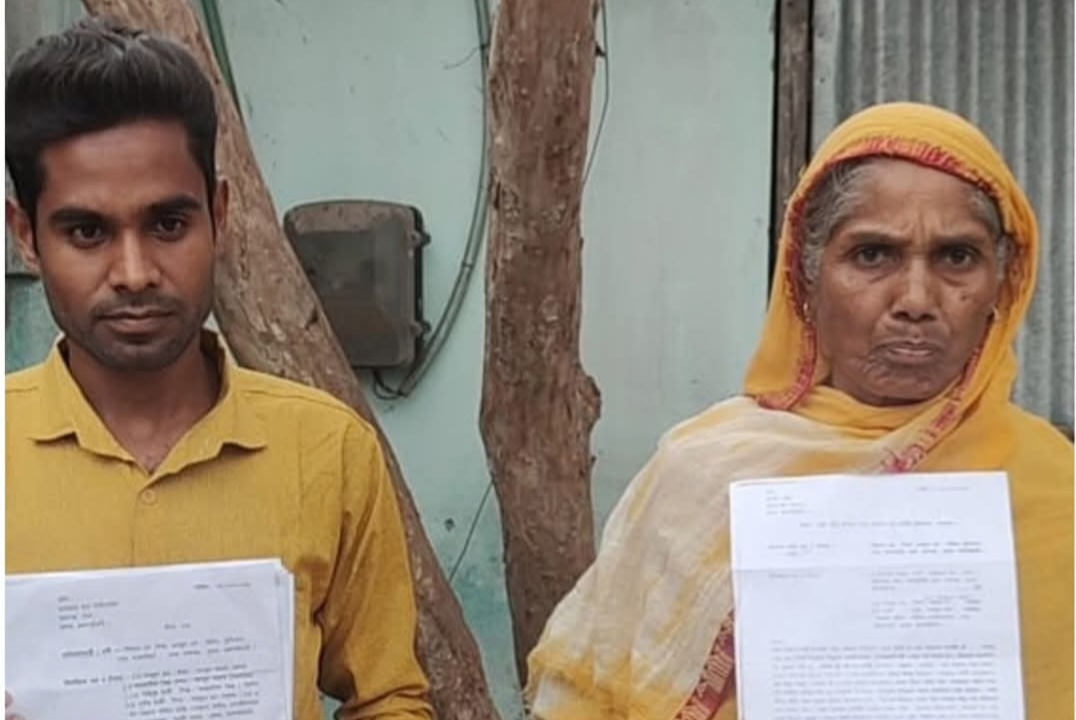 पत्नीको दुर्व्यवहारको आरोप लगाउँदै राजगञ्जमा पुरुष र उनकी वृद्ध आमाले घर छाडे