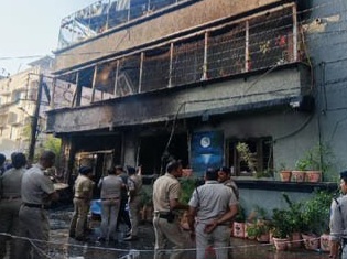 इंदौर में ईवी चार्जिंग के दौरान धमाका, आग में एक ही परिवार के ८ लोगों की मौत