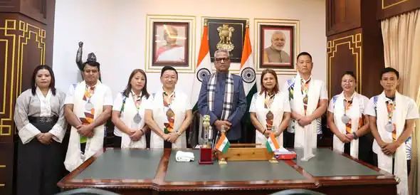 सिक्किम मास्टर्स वेटलिफ्टिङ टोलीद्वारा राज्यपाल समक्ष शिष्टाचार भेट, पदक जितको जानकारी प्रस्तुत