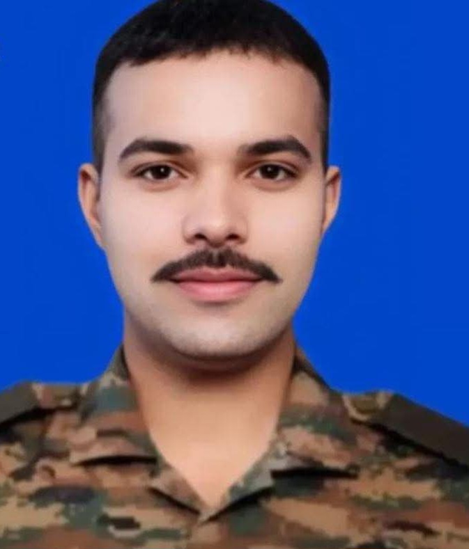 लाचुङमा हिमपहिरोमा ज्यान गुमाएका सैनिकप्रति मुख्यमन्त्री द्वारा श्रद्धाञ्जली