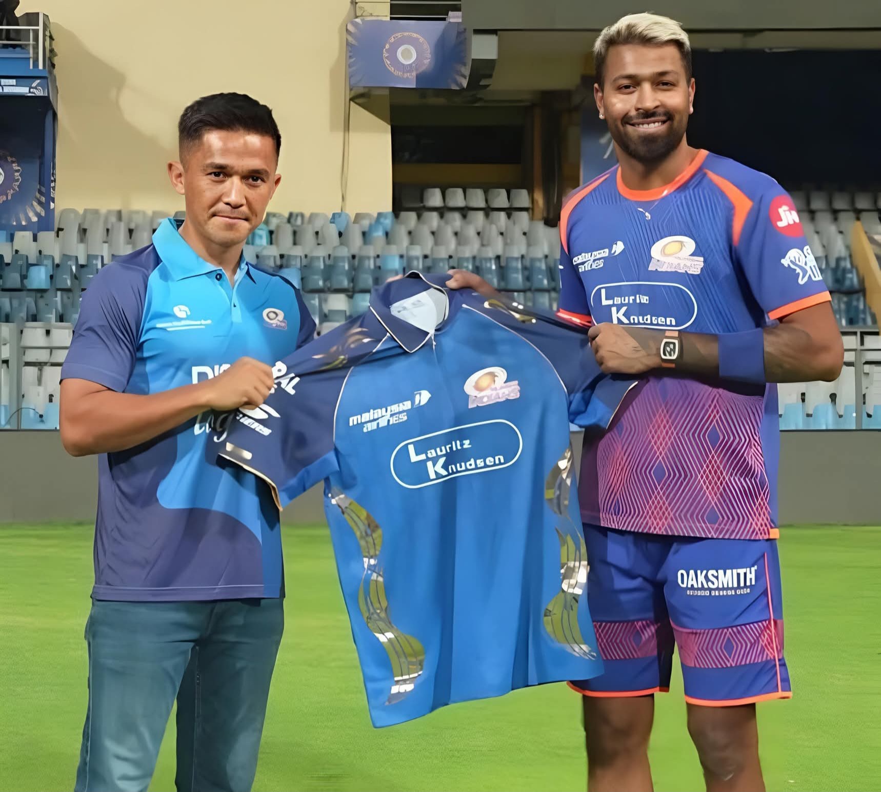 सुनिल छेत्रीलाई मुम्बई इण्डियन्सको जर्सी भेट गरे हार्दिक पाण्ड्याले