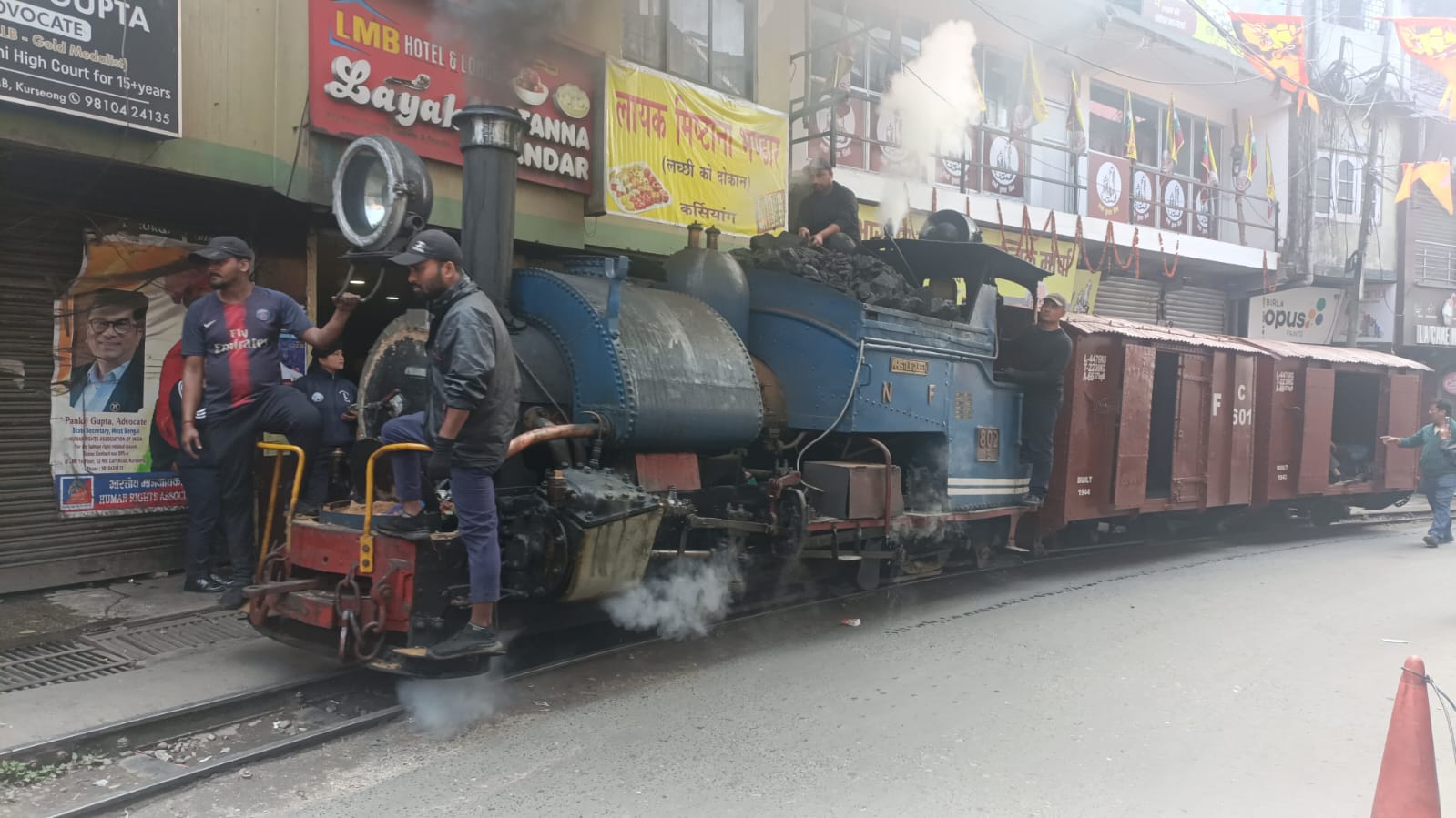 विदेशी पर्यटकहरुका‌ लागि खरसाङदेखि मालगाडीको यात्रा