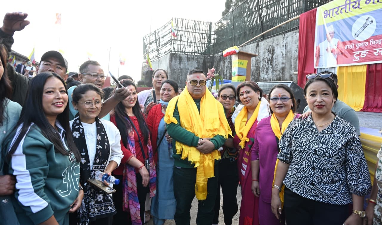 अनित थापाद्वारा खरसाङको सिंगेल चियाबारी क्षेत्रमा चुनाव प्रचार