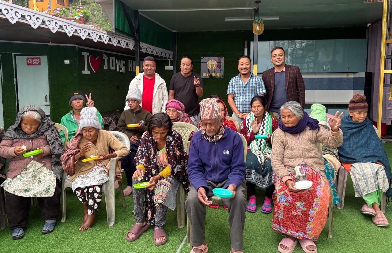 समाजसेवक बिक्रम राईले जोई होम वृद्धाश्रम पुगेर मनाए आफ्नो जन्म दिन