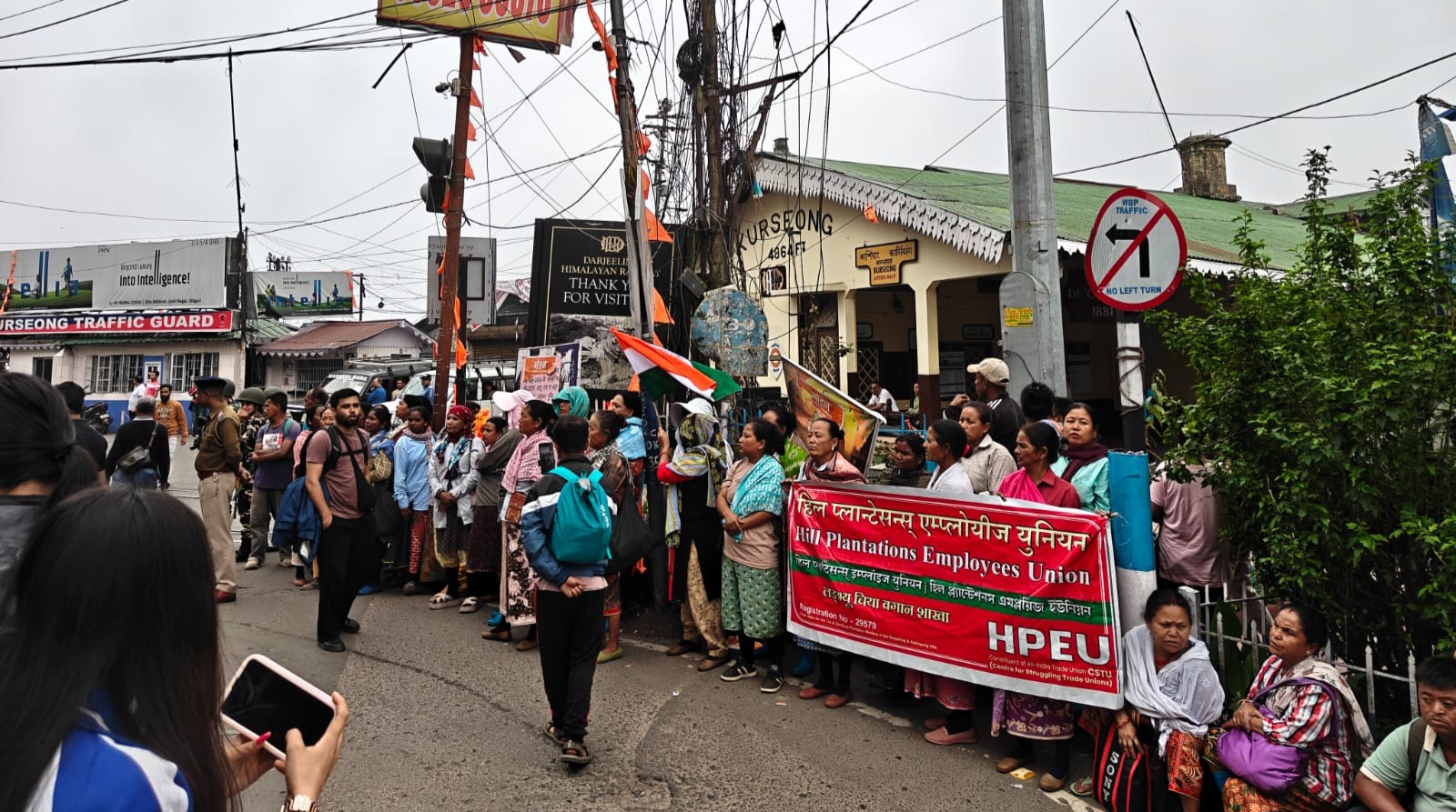 काेलकता सम्झौता उल्लंघन पछि खरसाङको लङ्भ्यू चियाबारीका श्रमिकहरू सडकमा