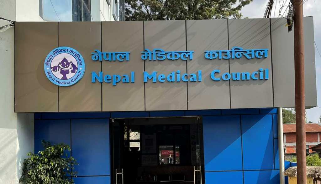 विदेशी नागरिकता लिने १७ चिकित्सकको लाइसेन्स रद्द
