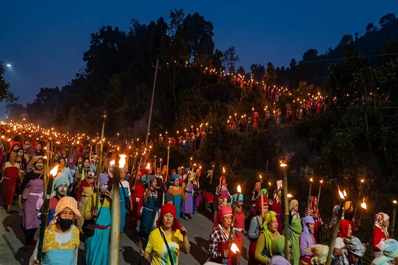 मणिपुर: दुई नाबालकसहित तीनको मृत्युपछि आक्रोश, मशाल बोकेर सडकमा उत्रिए महिला