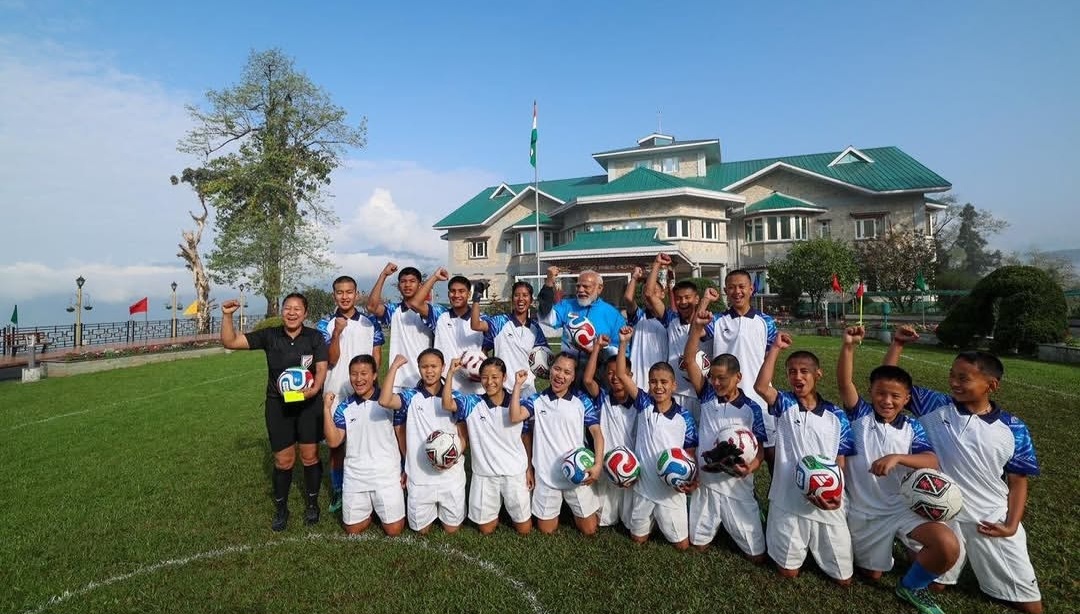 प्रधानमन्त्री मोदीले सिक्किममा बिहान फुटबल खेले, युवासँगको क्षणलाई बताए आनन्ददायी