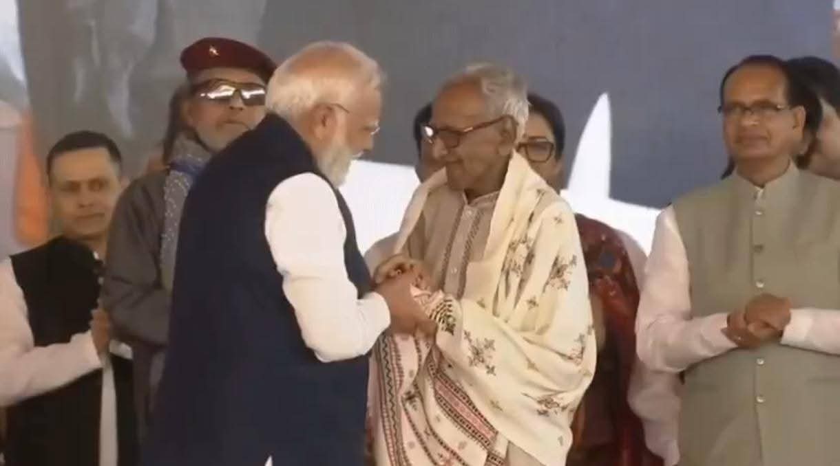 প্রধানমন্ত্রীর হাতে সম্মানিত শিলিগুড়ির প্রবীণ বিজেপি কর্মী মাখনলাল সরকার, প্রশংসায় রাজু বিস্তা‎‎