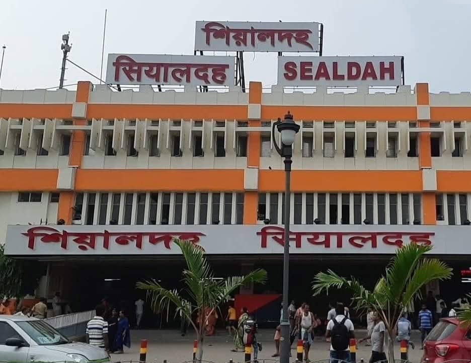 भोरदेखि रातसम्म, सियालदहमा दैनिक यात्रुहरूको अनन्त संघर्ष‎