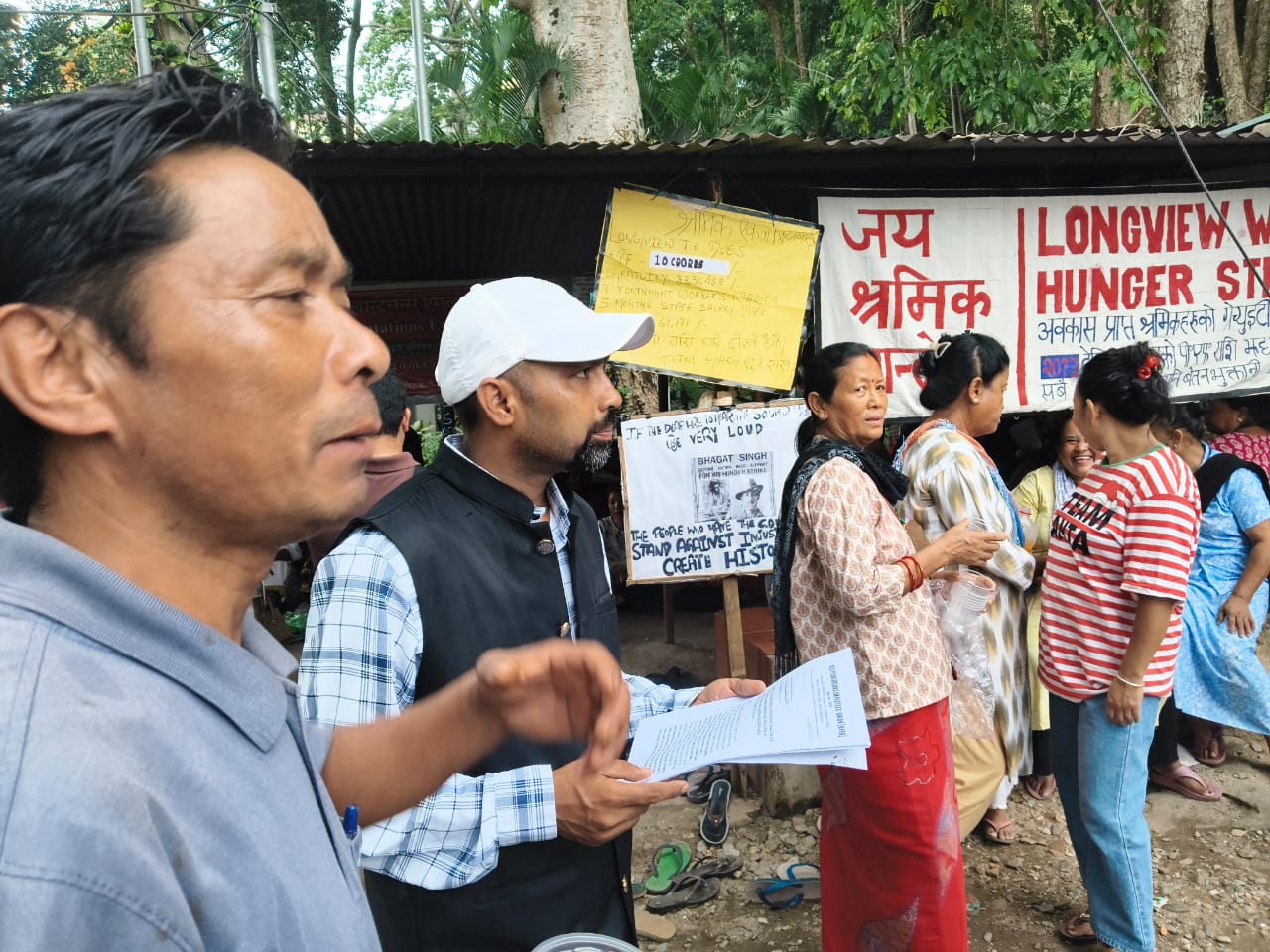 लङ्भ्यूमा चलिरहेको श्रमिकहरूको अनशनमा पुगेर माकपाले जनाए समर्थन