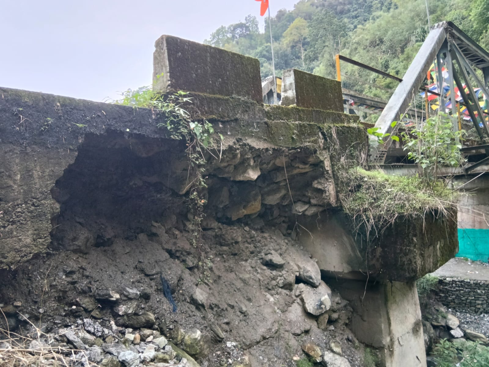 जंगपाना चियाबारी जाने पूलको एक साइडमा पैह्रो