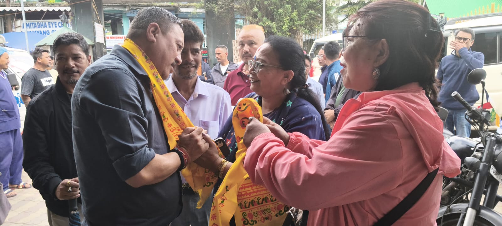 सिलगढ़ीलाई दार्जीलिङ जिल्लाबाट नछुट्याईयोस् भन्दै गोर्खाल्याण्ड एक्टिभिष्ट समूहद्वारा दार्जीलिङका विधायक नोमन राईलाई बुझाए ज्ञापन पत्र
