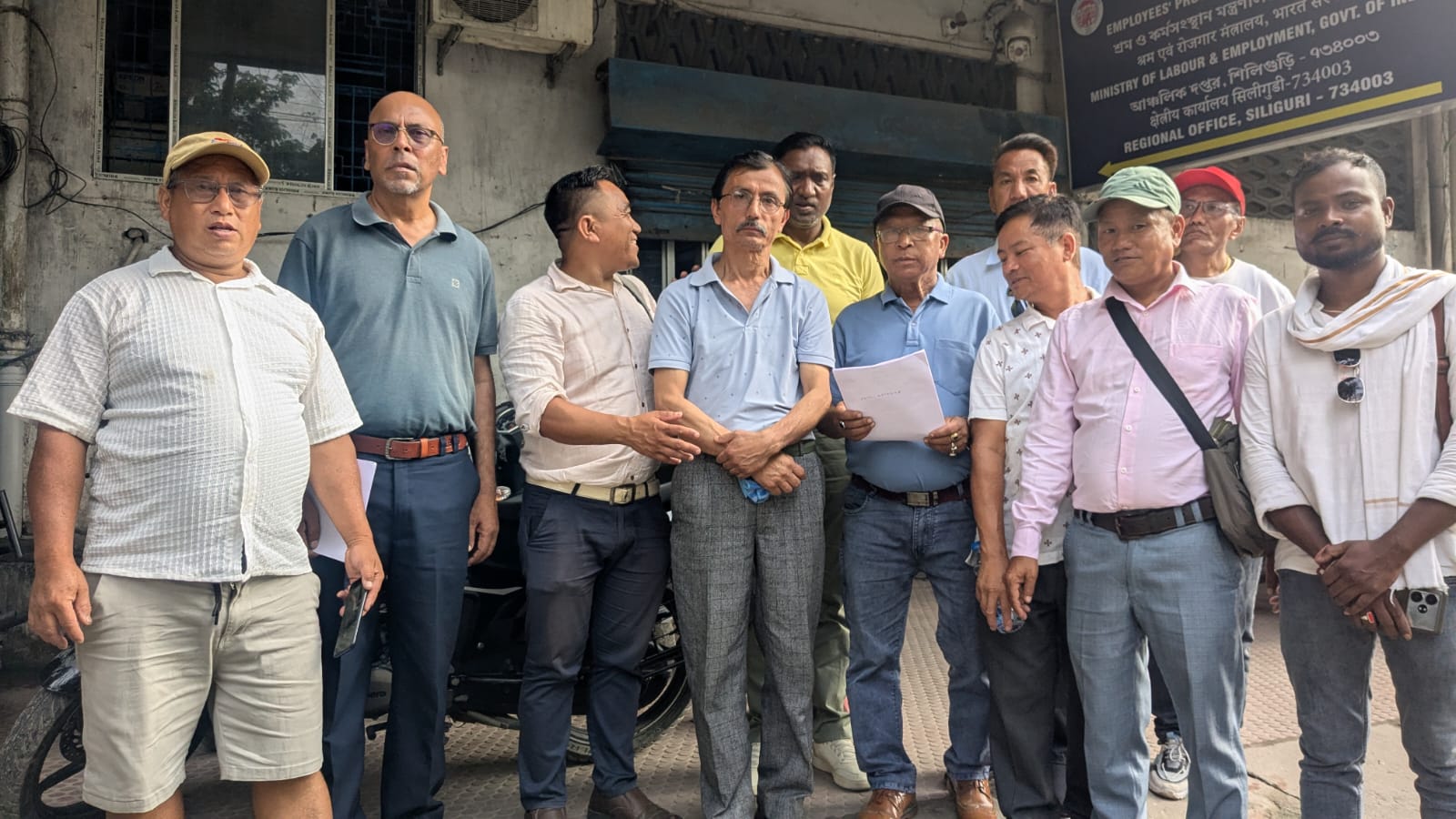 लङ्भ्यु चियाबारीको मालिक विरूद्ध एफआईआर दर्ता गर्ने मांग गर्दै एचएचटीडीसीएसएसले महकुमा शासक र पीएफ अधिकारीलाई चढाए ज्ञापन