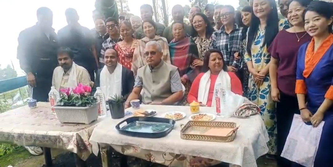 मन्त्री दिलिप घोषद्वारा खरसाङको डाउहिलस्थित धोबी झोडा गाउँमा स्थानीयहरुसित चियामा चर्चा कार्यक्रममा सहभागिता