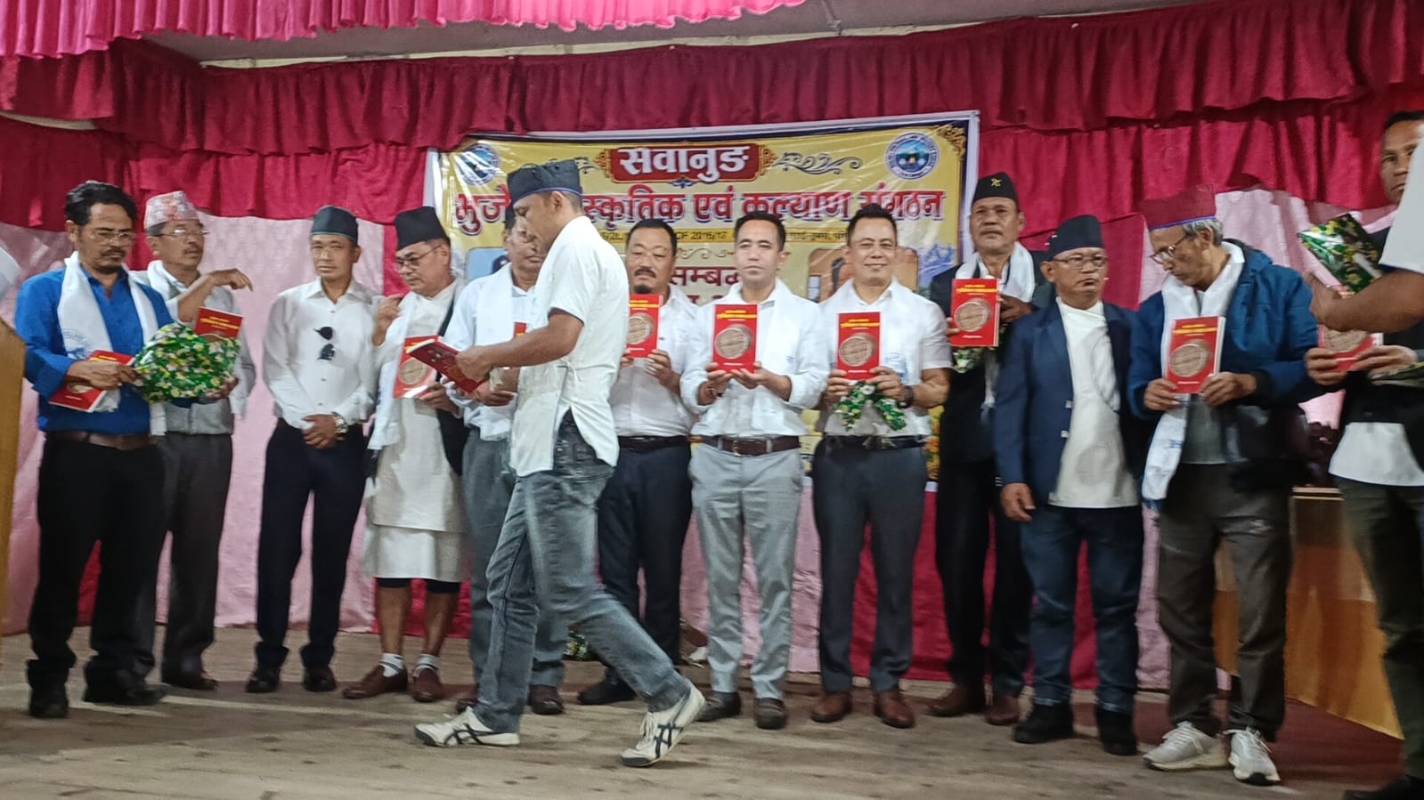 भुजेल संगठनको आयोजनामा खरसाङमा शिक्षा सम्वर्ध्दना एंव प्रदिपकुमार खवासद्वारा लिखित पुस्तकको विमोचन