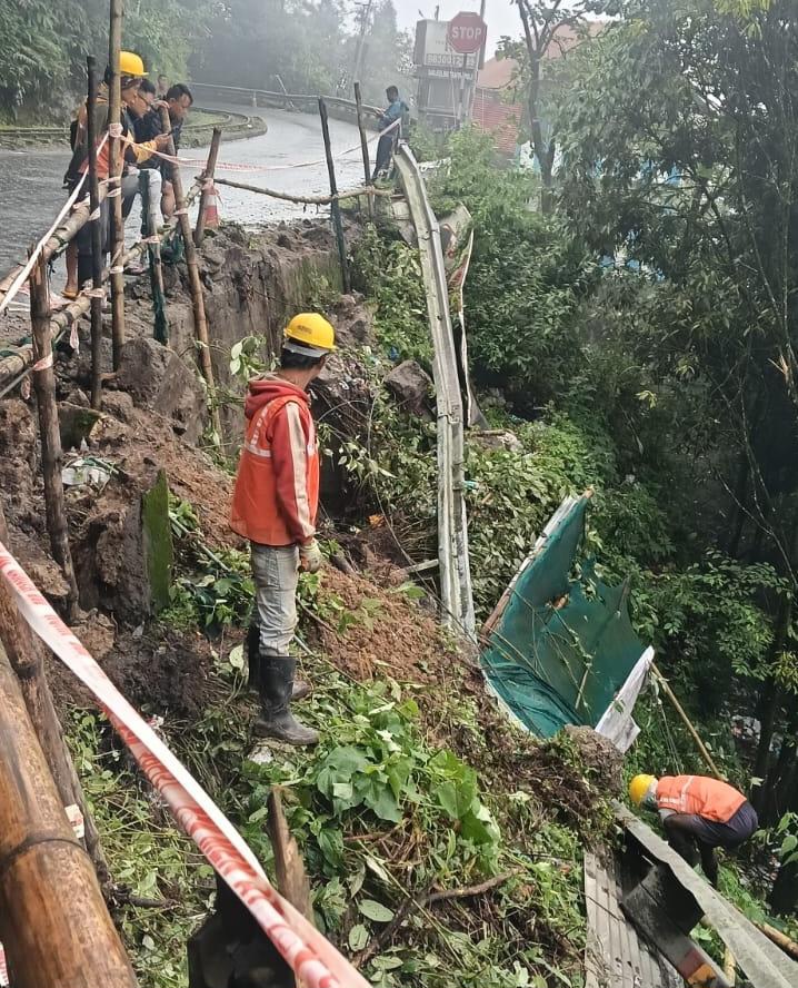 सोनादा क्षेत्रमा एउटा ट्रक दुर्घटनाग्रस्त