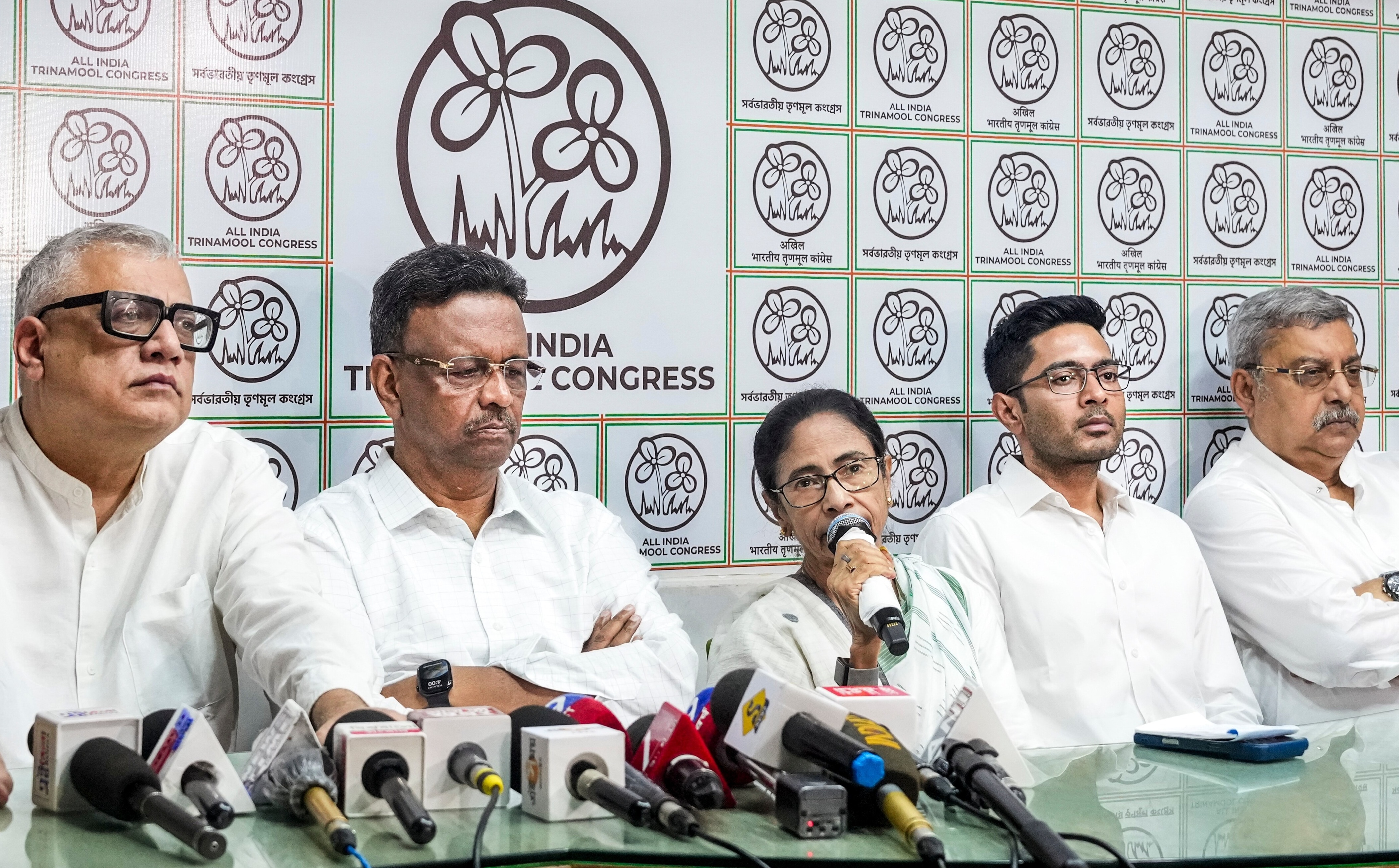 फिरहाद लगायत तृणमूलका ८ जना नेताहरूको निष्कासनलाई लिएर ‘सस्पेन्स’