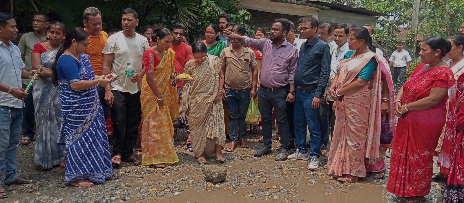 फुलबारी: सडक निर्माणको शिलान्यास: भोला मोडेदेखि राजवंशी मोडेसम्म पक्की सडक बन्ने