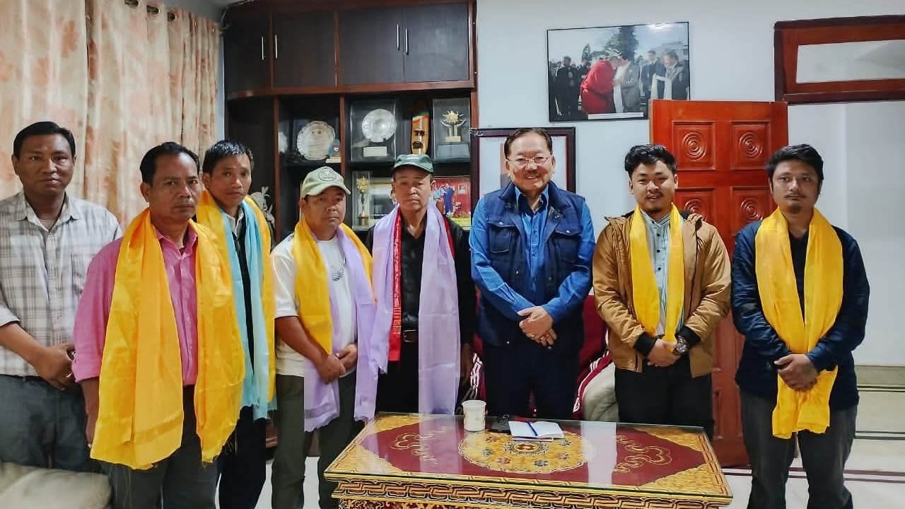 रिन्चेनपोङ निर्वाचन क्षेत्रका नवनियुक्त पदाधिकारीहरूद्वारा पार्टी अध्यक्ष पवन चामलिङसँग भेटघाट