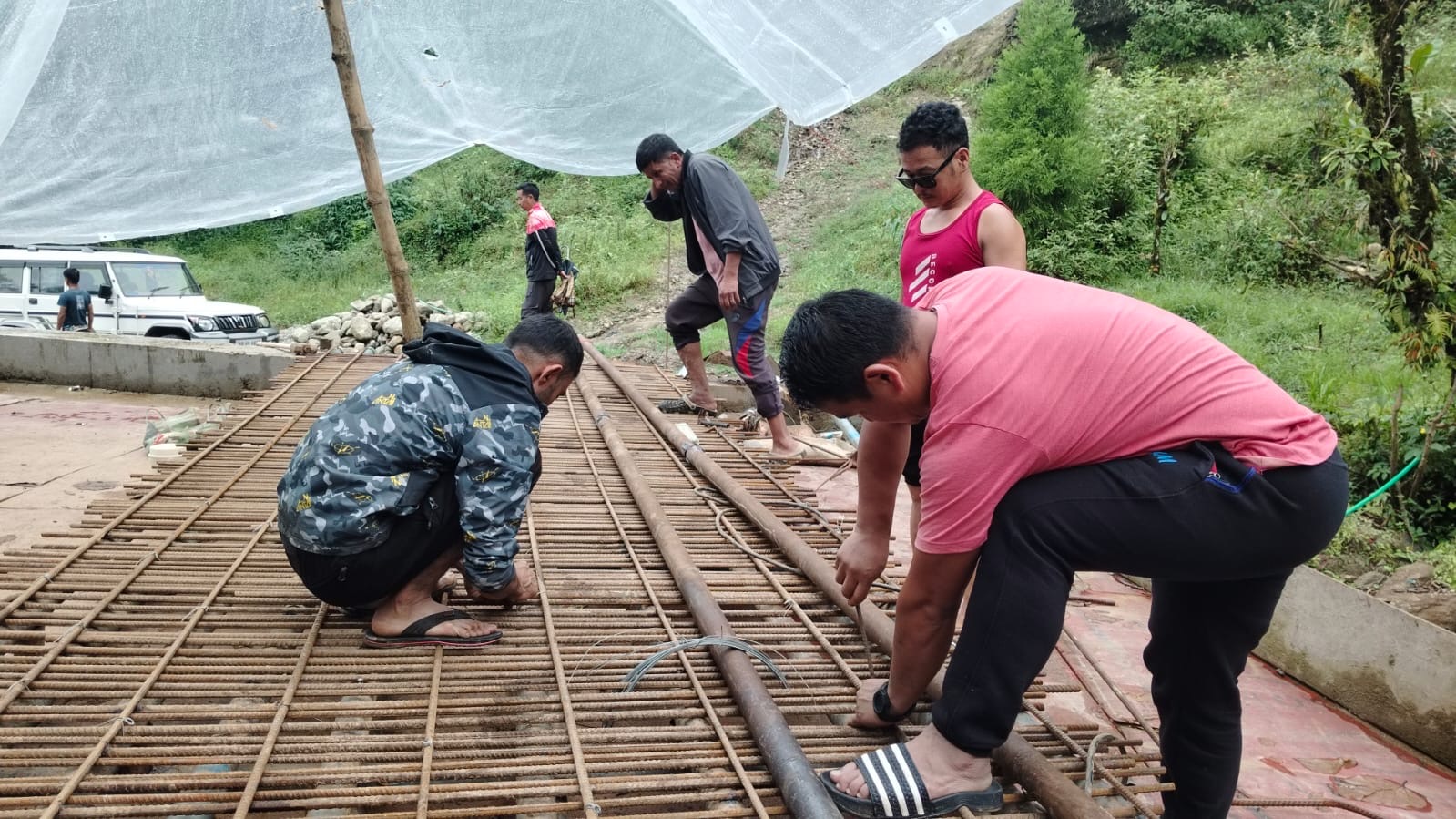 सोनादामुनि रहेको खाङ खोलाको पूल स्थानीयहरुद्वारा आफ्नै बलबुदामा निर्माण शुरु